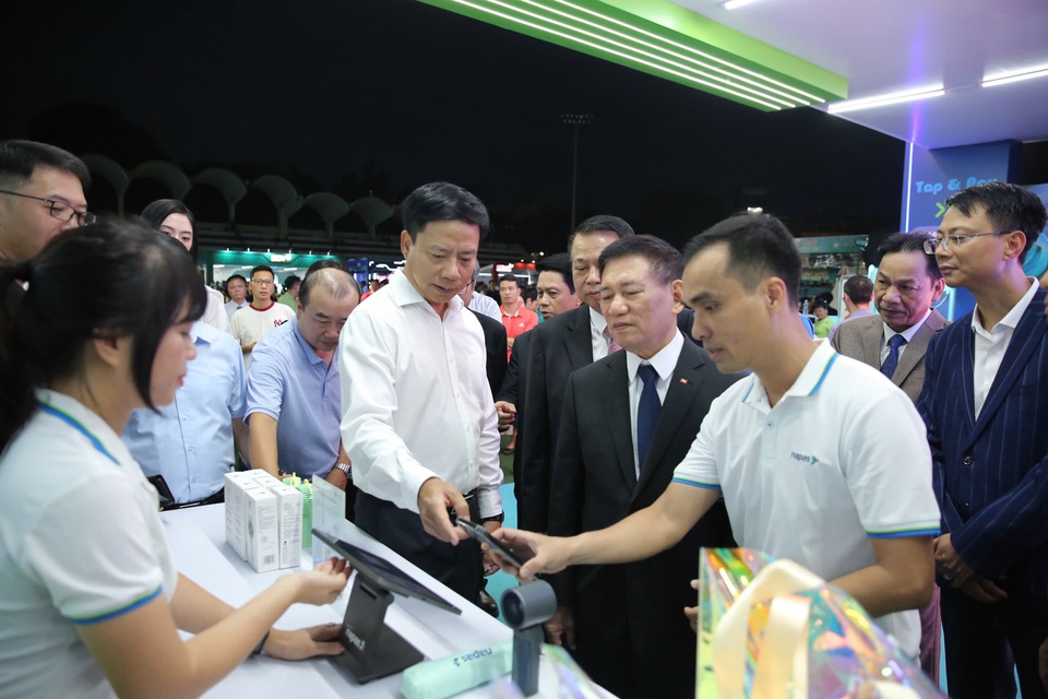 Phó Thủ tướng tham dự lễ khai mạc và tham quan gian hàng NAPAS tại sự kiện Sóng Festival 2025- Ảnh 4. Phó Thủ tướng tham dự lễ khai mạc và tham quan gian hàng NAPAS tại sự kiện Sóng Festival 2025- Ảnh 4.