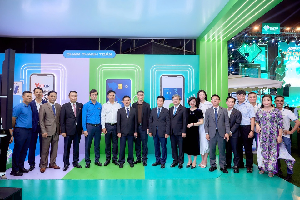 Phó Thủ tướng tham dự lễ khai mạc và tham quan gian hàng NAPAS tại sự kiện Sóng Festival 2025- Ảnh 3. Phó Thủ tướng tham dự lễ khai mạc và tham quan gian hàng NAPAS tại sự kiện Sóng Festival 2025- Ảnh 3.