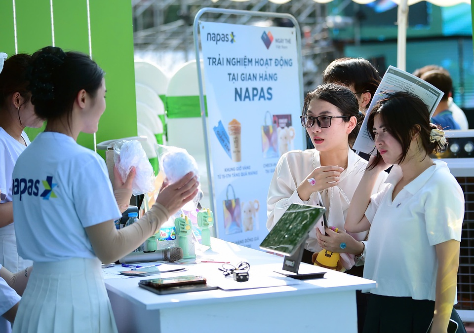 Phó Thủ tướng tham dự lễ khai mạc và tham quan gian hàng NAPAS tại sự kiện Sóng Festival 2025- Ảnh 5. Phó Thủ tướng tham dự lễ khai mạc và tham quan gian hàng NAPAS tại sự kiện Sóng Festival 2025- Ảnh 5.