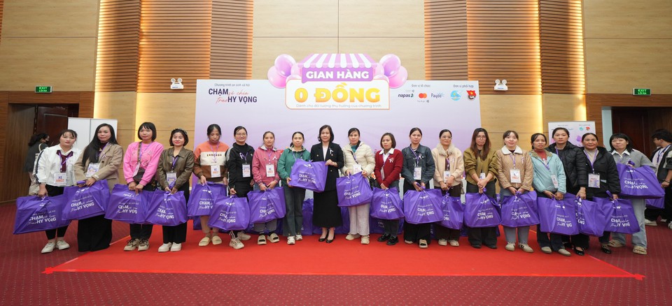 NAPAS, MASTERCARD và PAYOO tài trợ hơn 4 tỷ đồng, trao tặng 2.010 suất tầm soát ung thư và tổ chức "Gian hàng 0 đồng" cho phụ nữ yếu thế- Ảnh 2. NAPAS, MASTERCARD và PAYOO tài trợ hơn 4 tỷ đồng, trao tặng 2.010 suất tầm soát ung thư và tổ chức "Gian hàng 0 đồng" cho phụ nữ yếu thế- Ảnh 2.