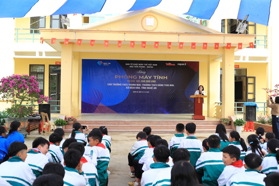 Ban tổ chức Ngày thẻ Việt Nam trao tặng phòng học máy tính tới học sinh Nghệ An- Ảnh 2.