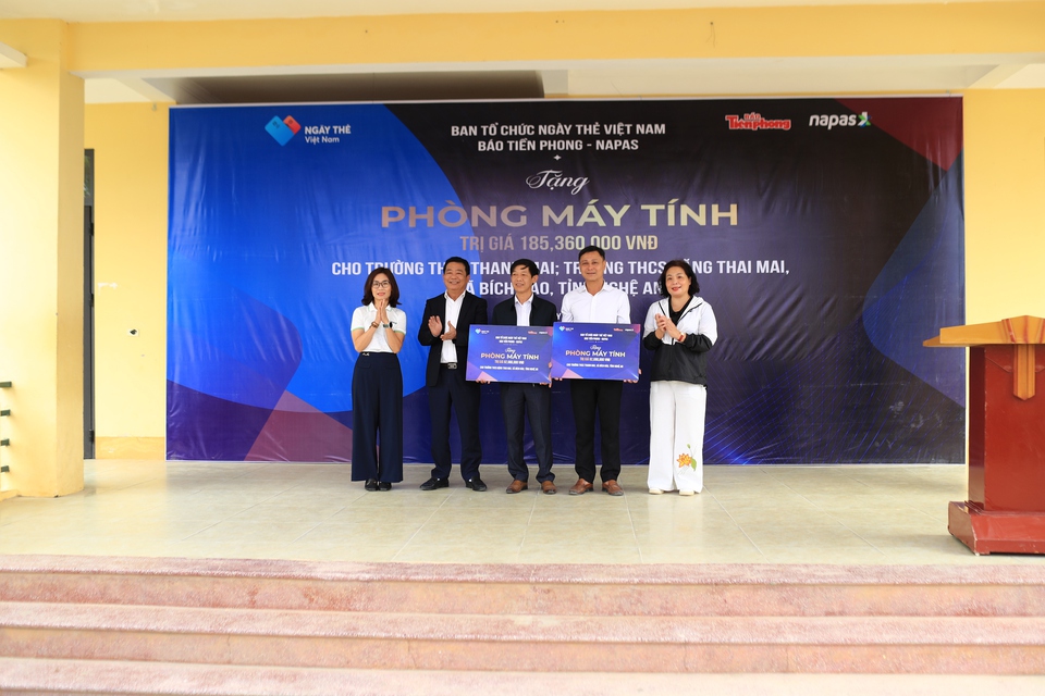 Ban tổ chức Ngày thẻ Việt Nam trao tặng phòng học máy tính tới học sinh Nghệ An- Ảnh 1.
